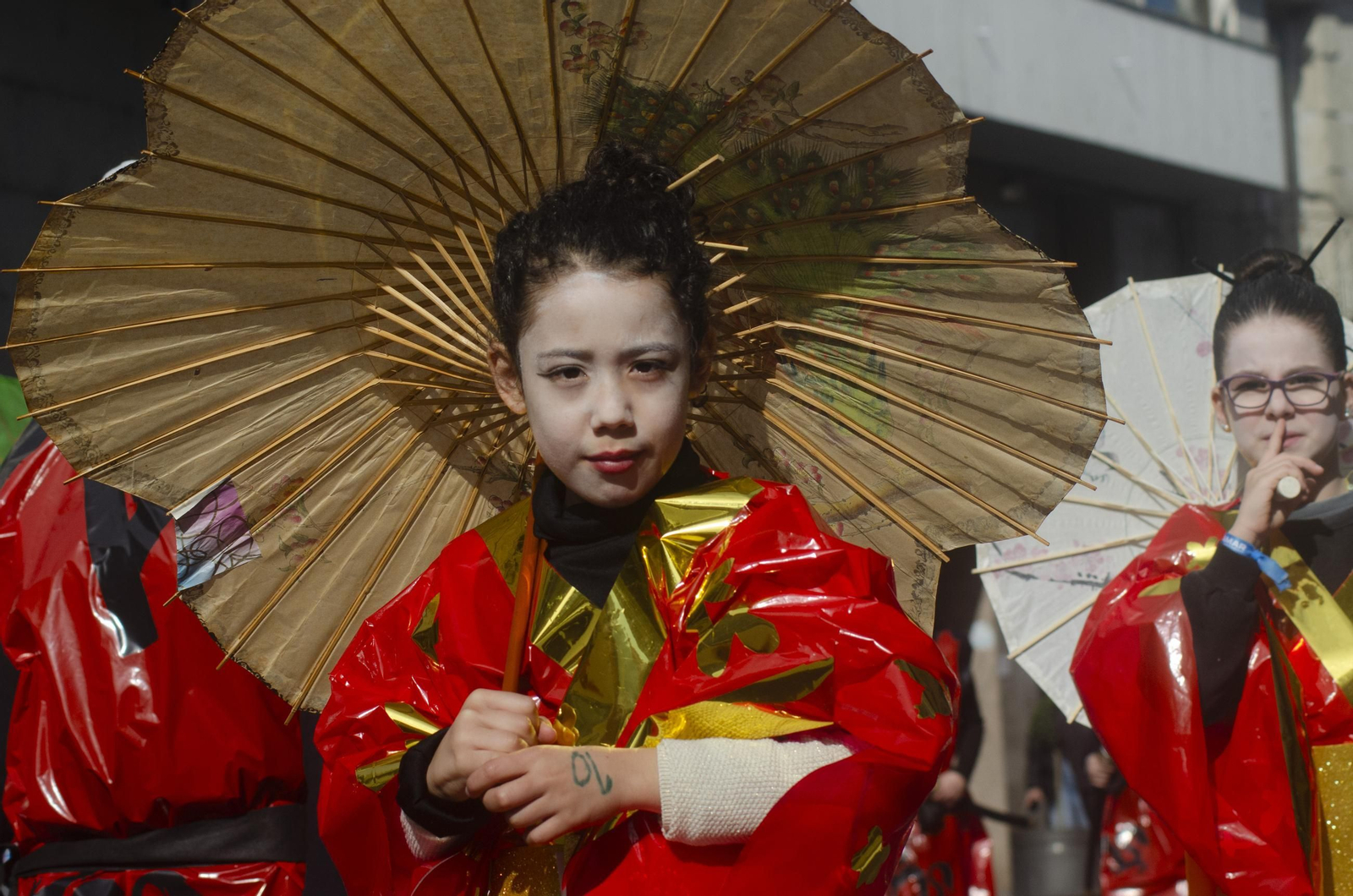 Los niños animan las calles de Ribadavia con el desfile escolar de Entroido