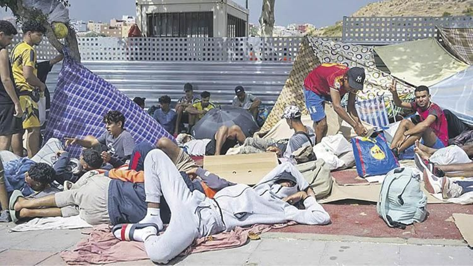 Grupos de migrantes acampados en las calles de Ceuta.