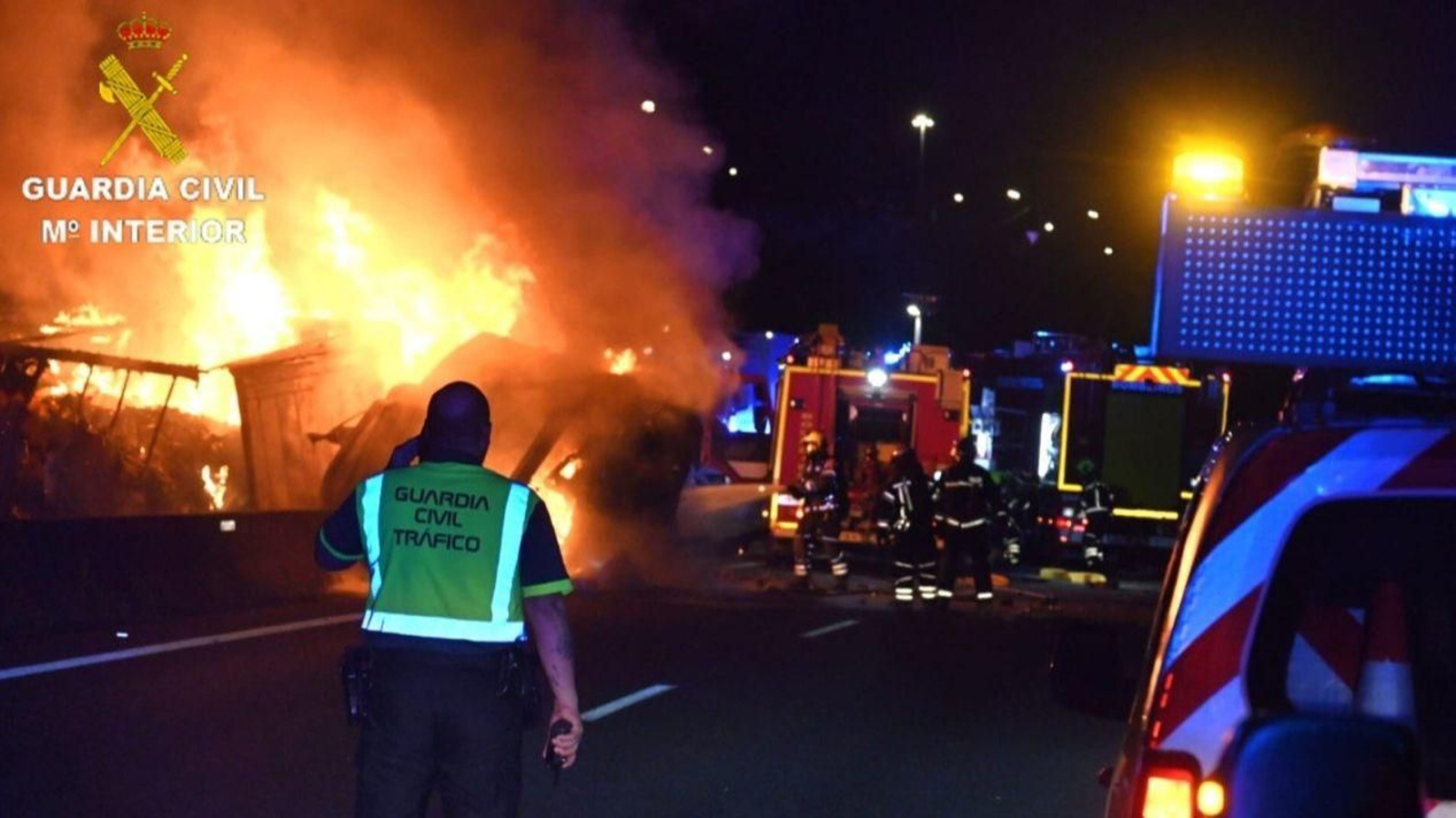 Vuelco e incendio de un camión en la AP-9.