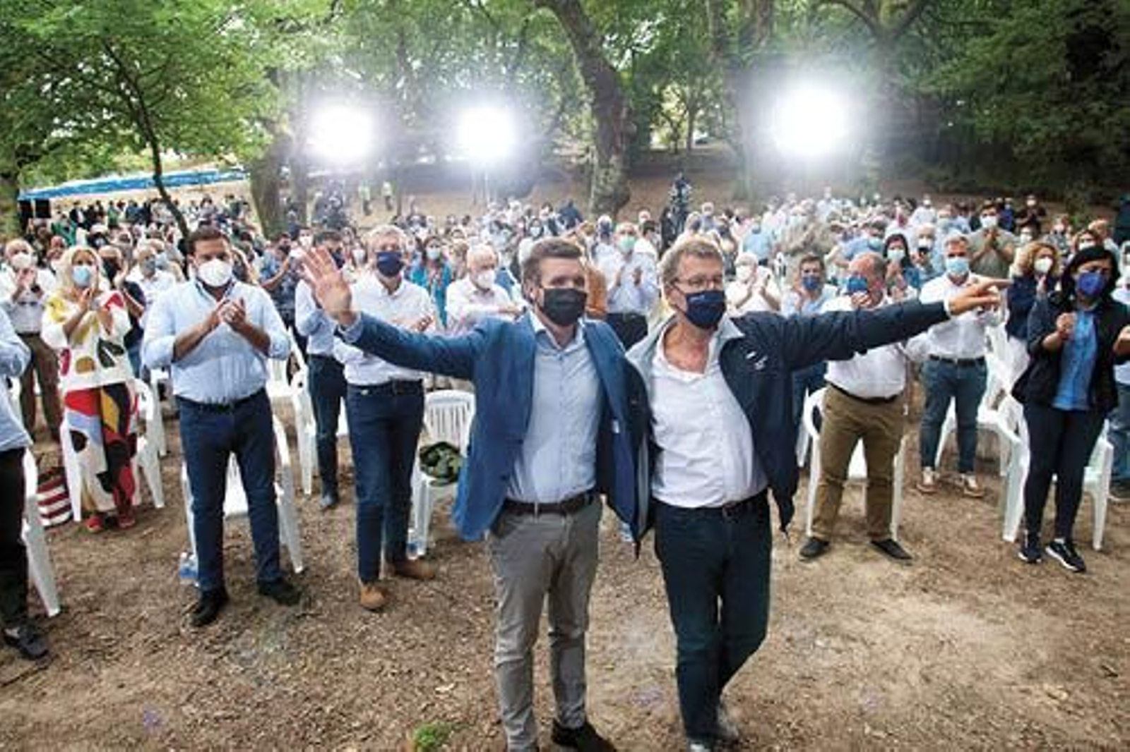 Pablo Casado y Alberto Núñez Feijóo con los militantes del PP, en la carballeira de San Xusto, en Cotobade.