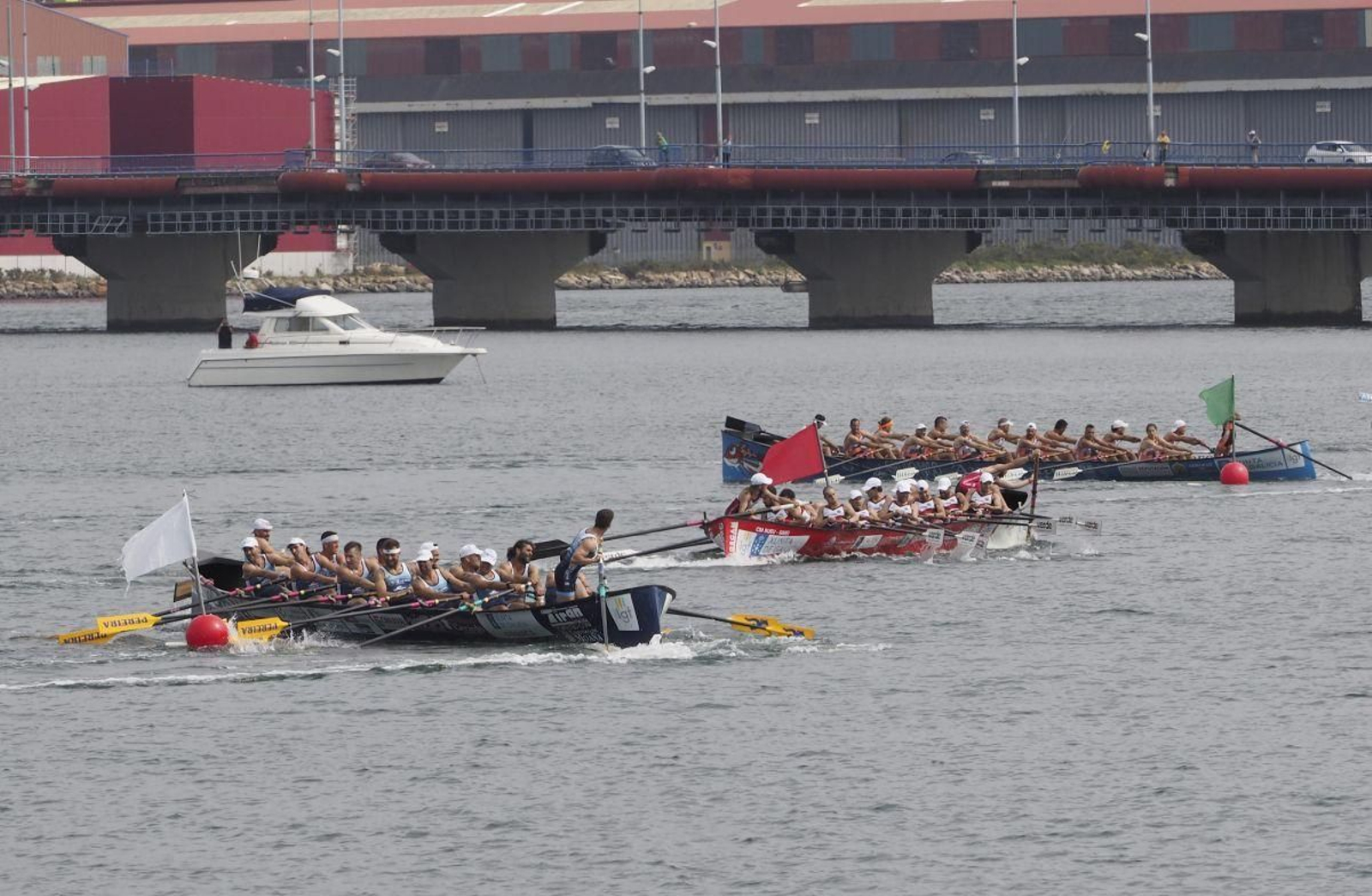 Tirán -en primer término- remontó a Chapela -al fondo- en la regata de ayer en aguas de la Ría de Ferrol.