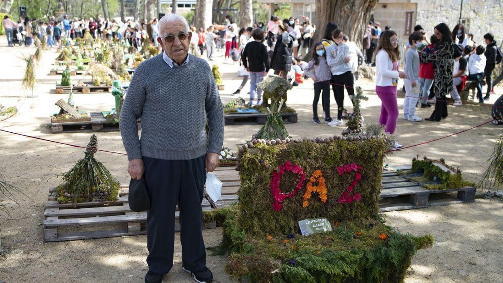Camilo Parada, ao carón do Maio que elaborou cos seus compañeiros. Foto: Xesús Fariñas