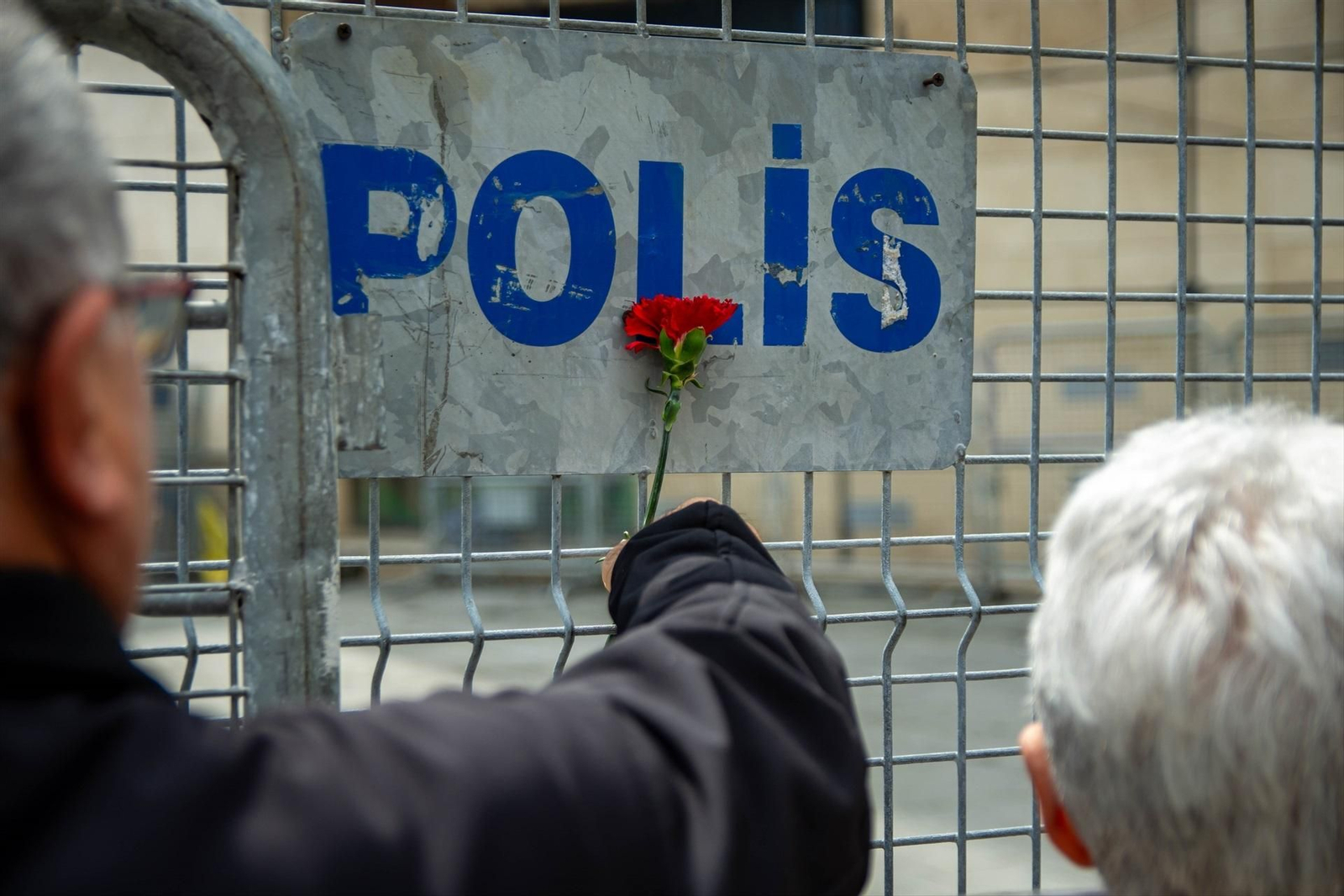 Una valla de lapPolicía de Turquía junto al lugar de los hechos