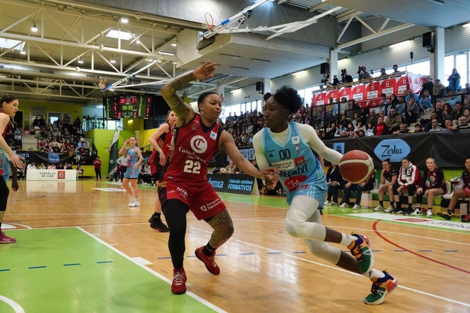 La céltica Haidara trata de superar a Atkinson en el partido disputado ayer en el pabellón de Navia.