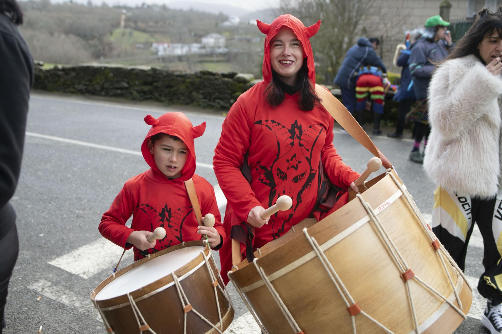 Galería | Viana do Bolo da inicio a su Entroido con el folión femenino