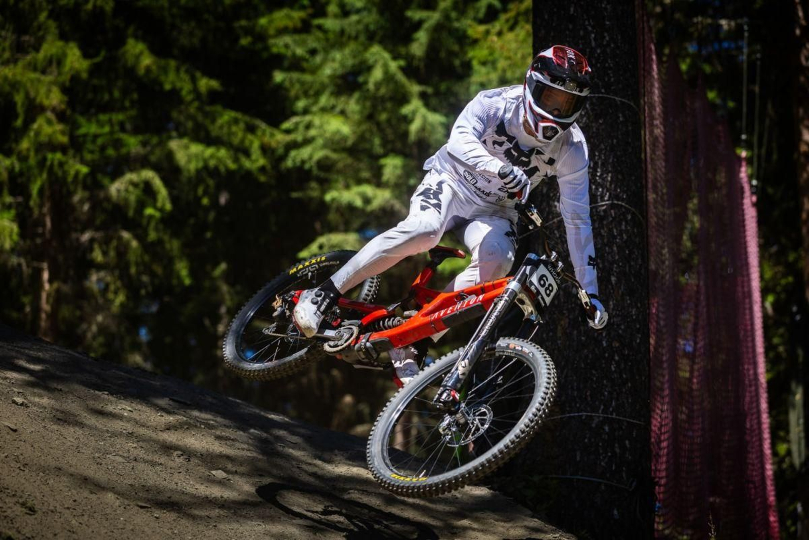 El rider vigués, Ángel Suárez, ayer en el circuito italiano.