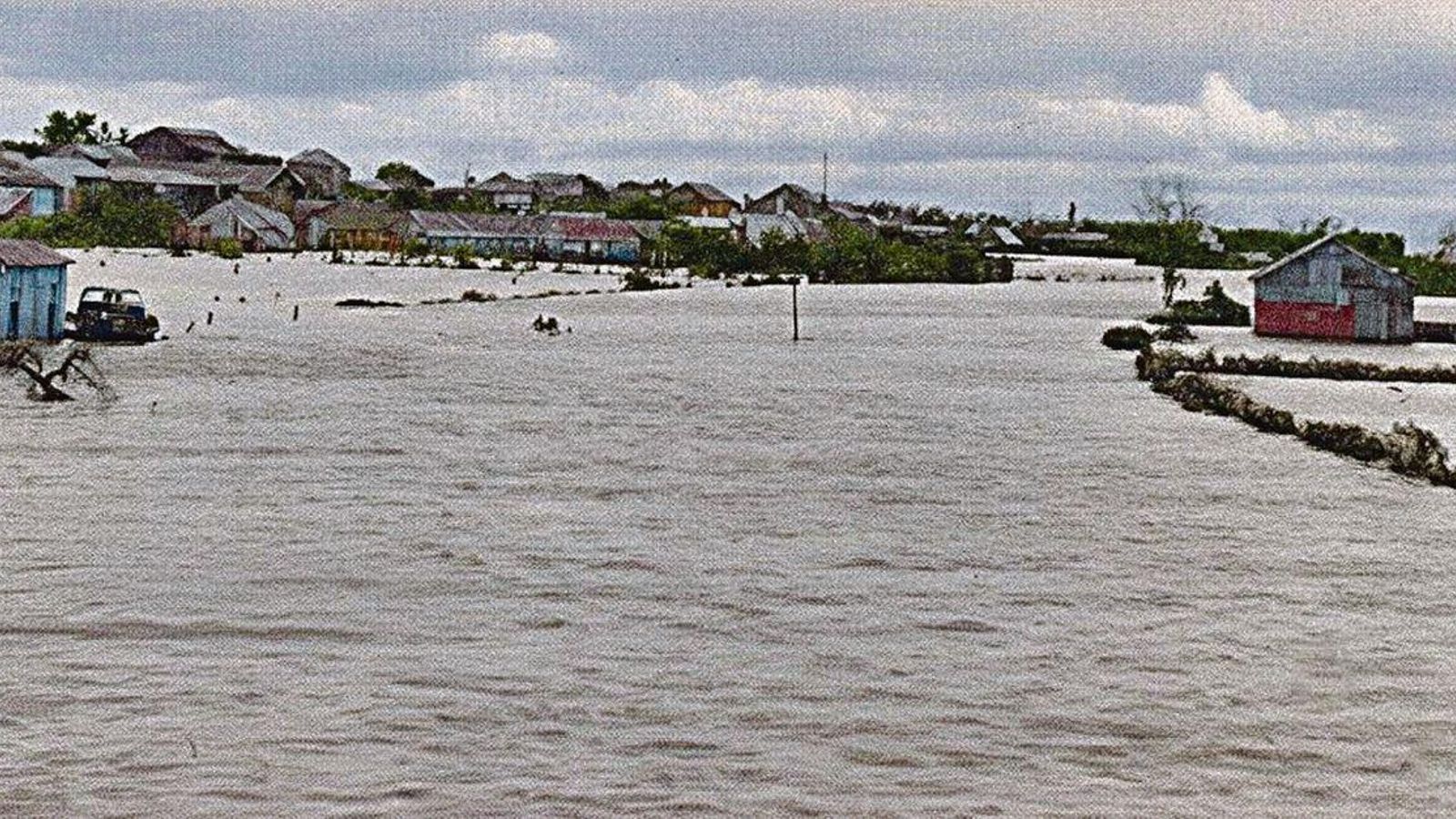 El Limia desbordado en el entorno de la plaza de abastos, en ese escenario Pastor Fábrega y Julio Leal rescataron a una familia que había quedado aislada por las aguas.