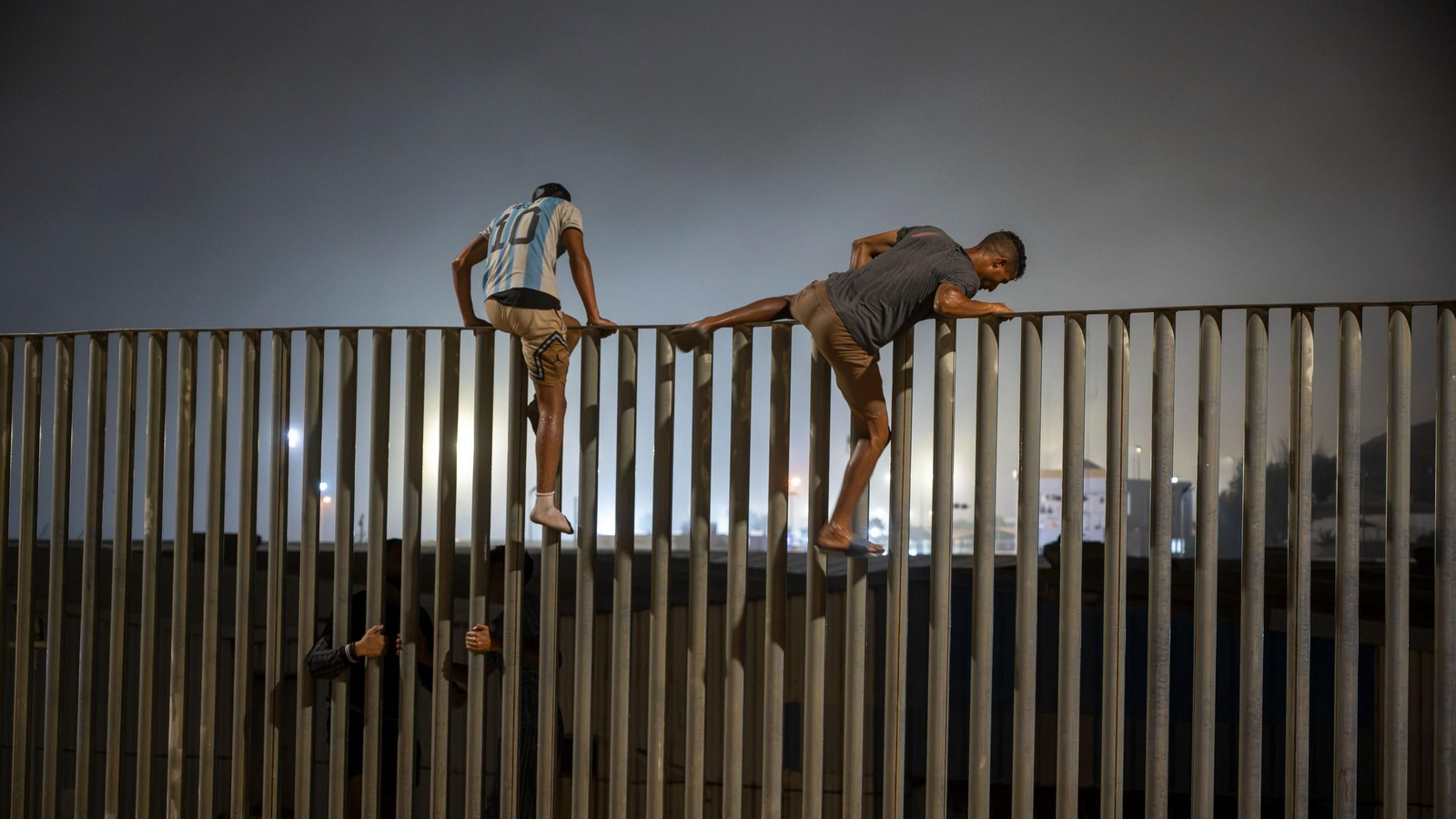 Varios migrantes saltan la valla que hace de frontera entre Ceuta y Marruecos, a 31 de julio de 2026, en Madrid (España