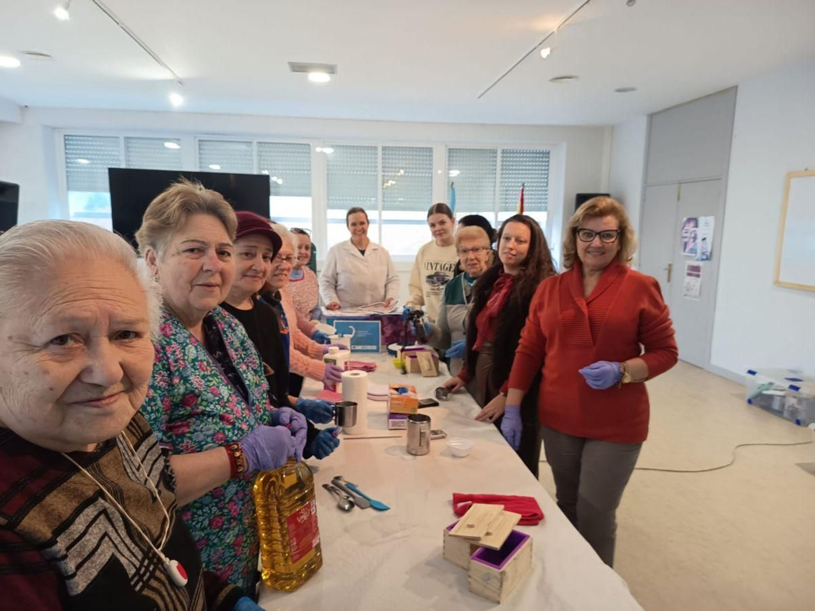 Participantes del primero de los talleres, para elaboración de jabones.