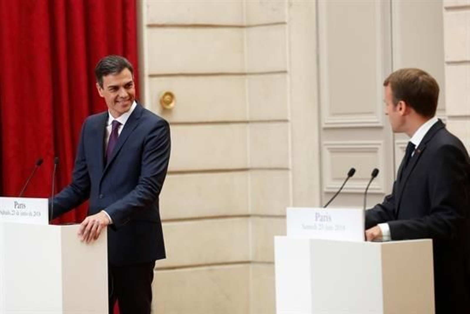 El jefe del Gobierno, Pedro Sánchez, y el presidente francés, Emmanuel Macron, durante la rueda de prensa tras su reunión en el Palacio del Elíseo.