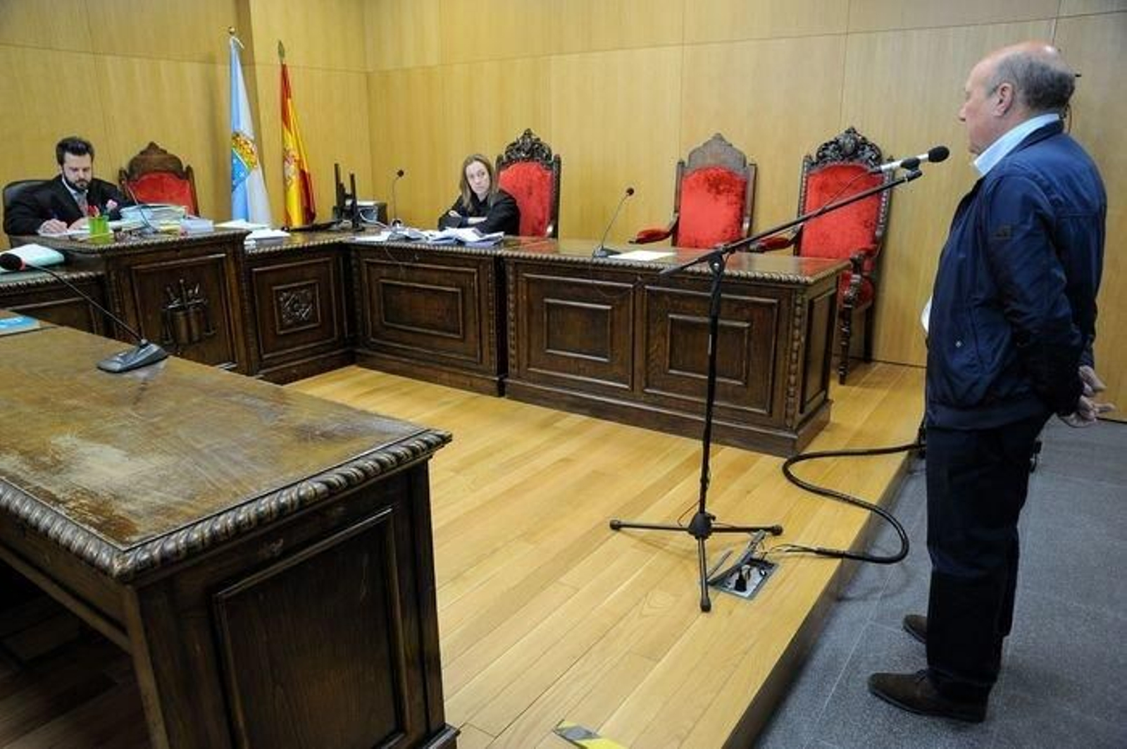 El alcalde de A Merca, Manuel Velo Reinoso, declarando no xulgado.