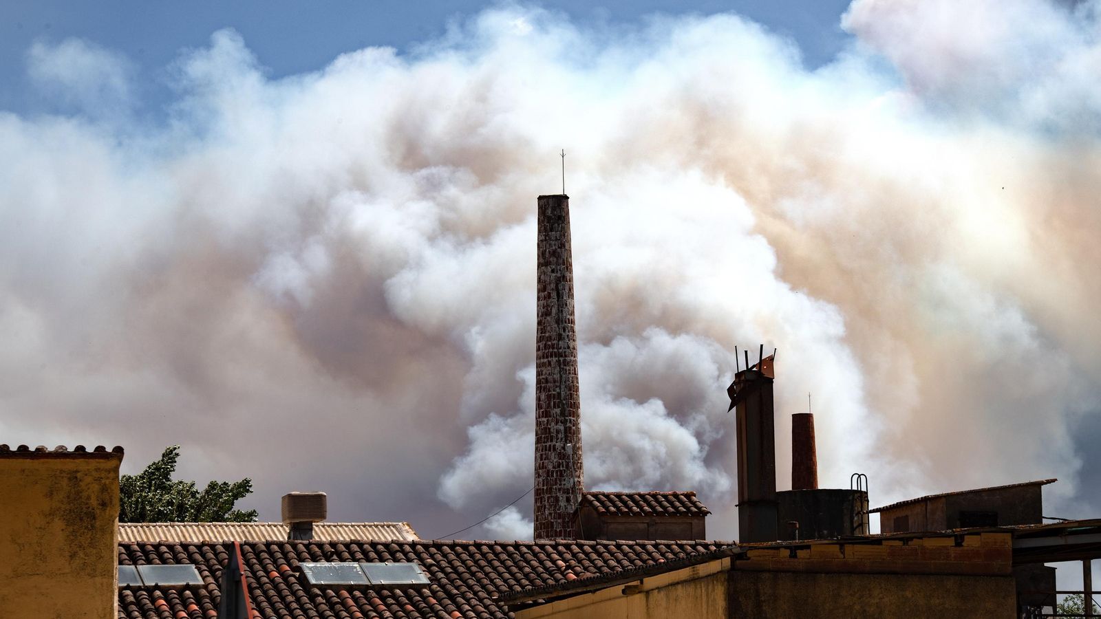 Humo de un incendio, en La Bisbal d'Empordà, Girona.
