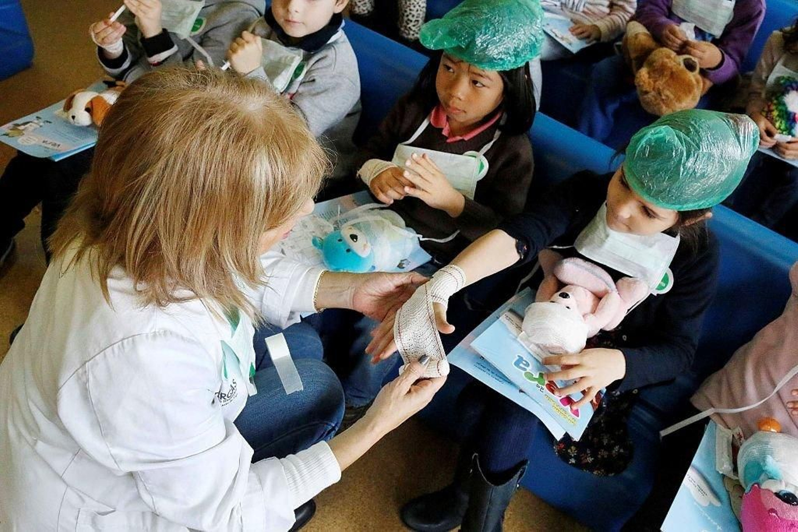 Jugando a las enfermeras en la escuela infantil Villa Laura