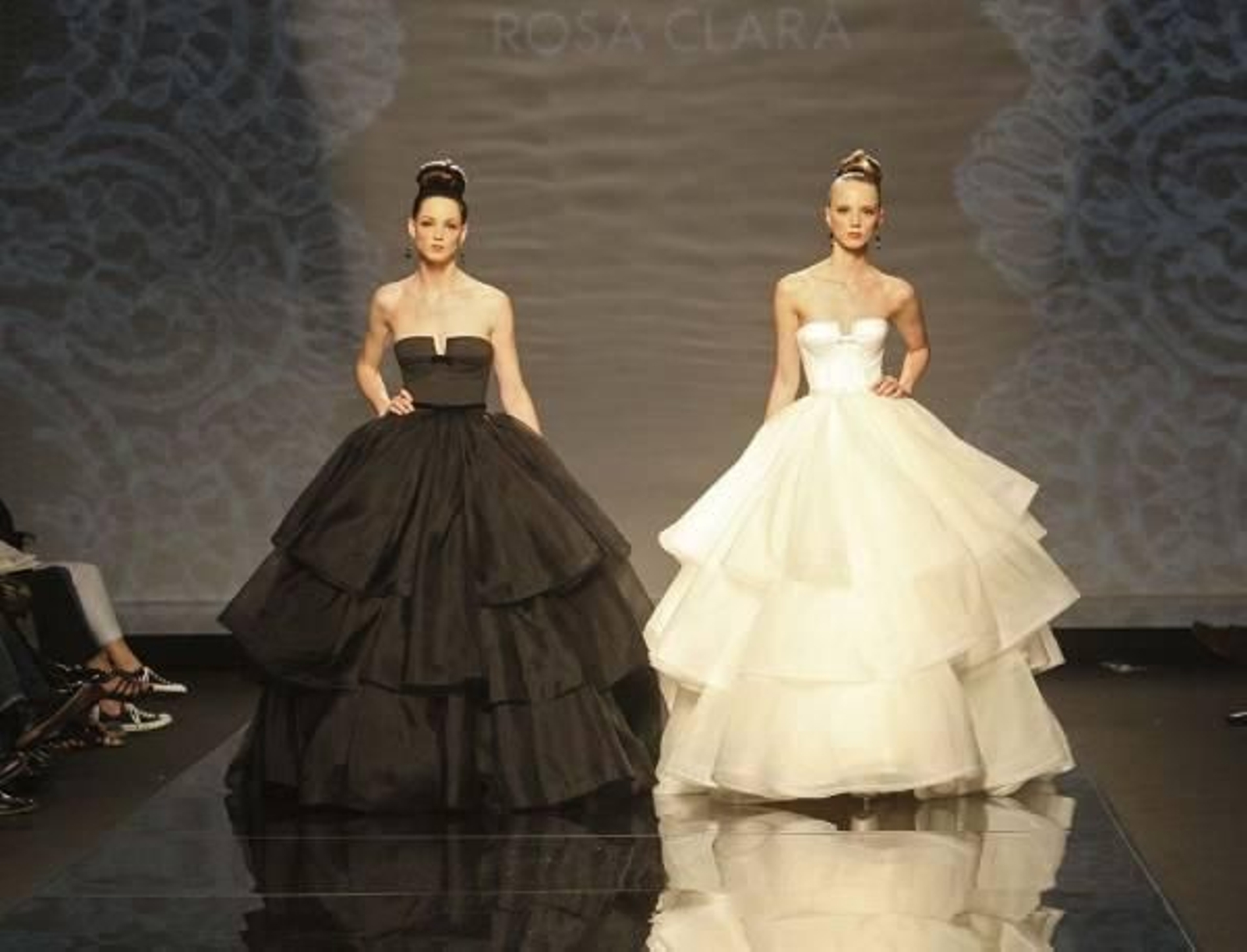 Dos modelos exhiben vestidos de novia de la colección de la diseñadora catalana Rosa Clará