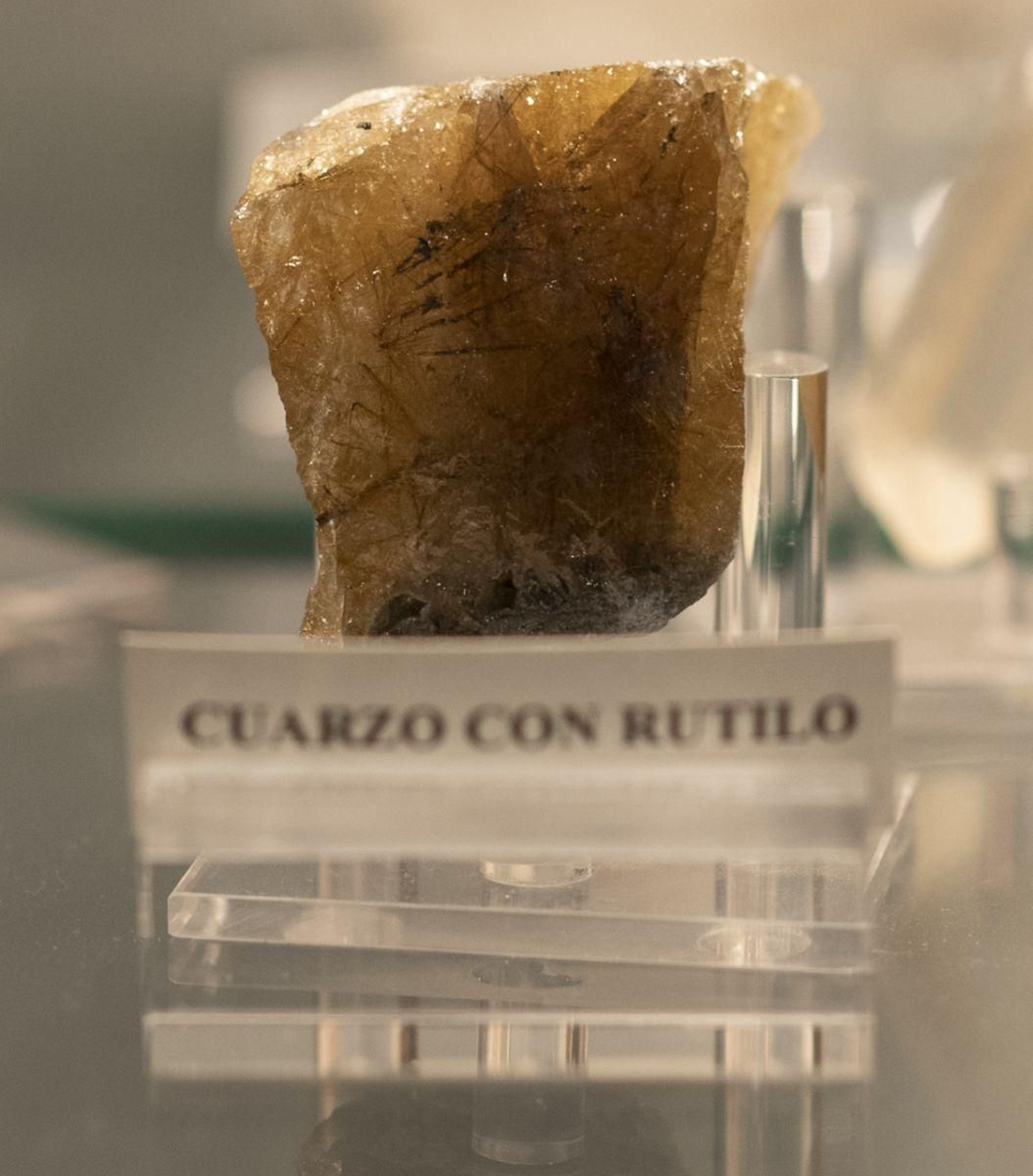 Cuarzo con rutilo en su interior presente en Galicia.