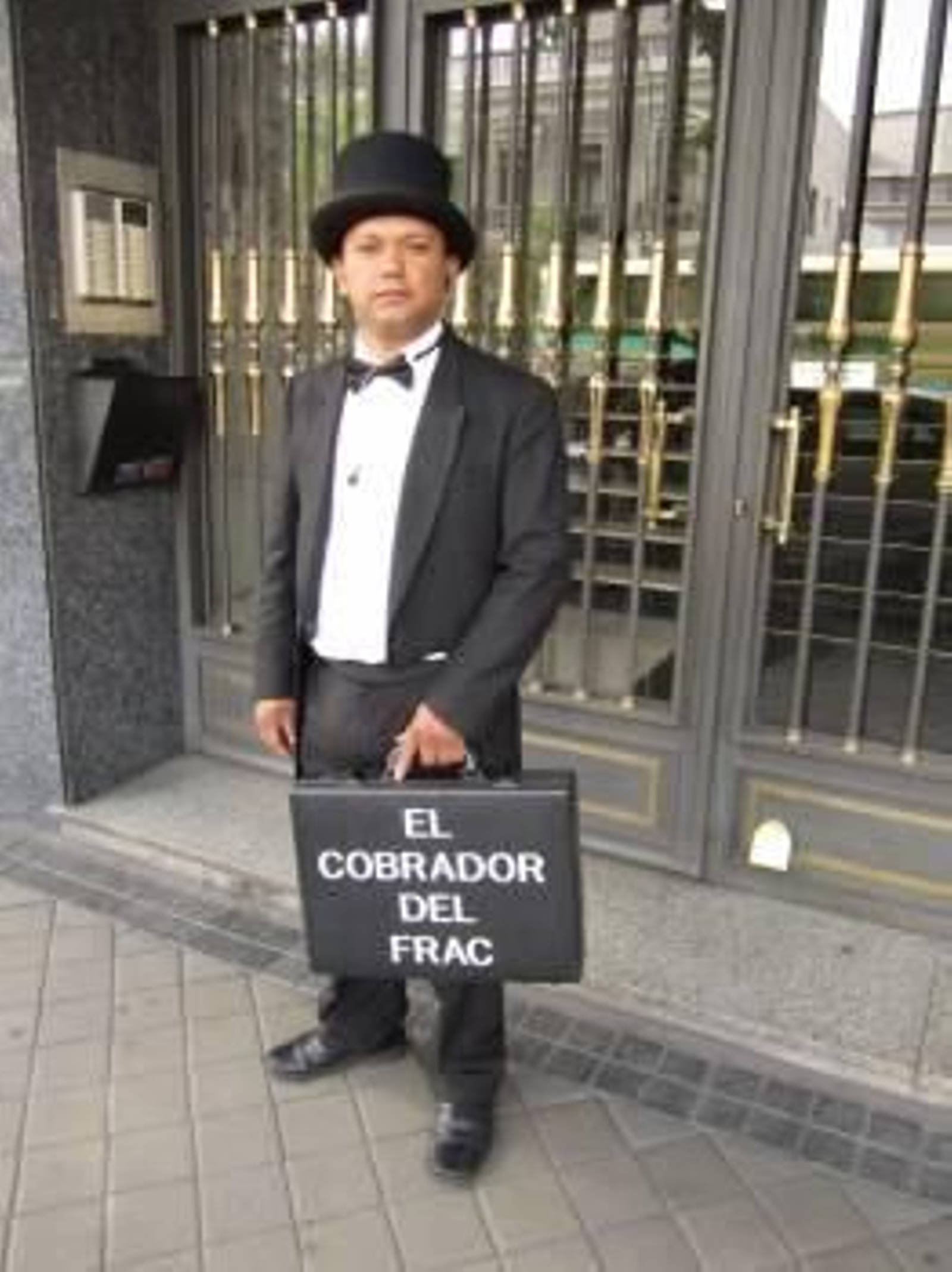 Un cobrador de morosos no pasa desapercibido entre la gente