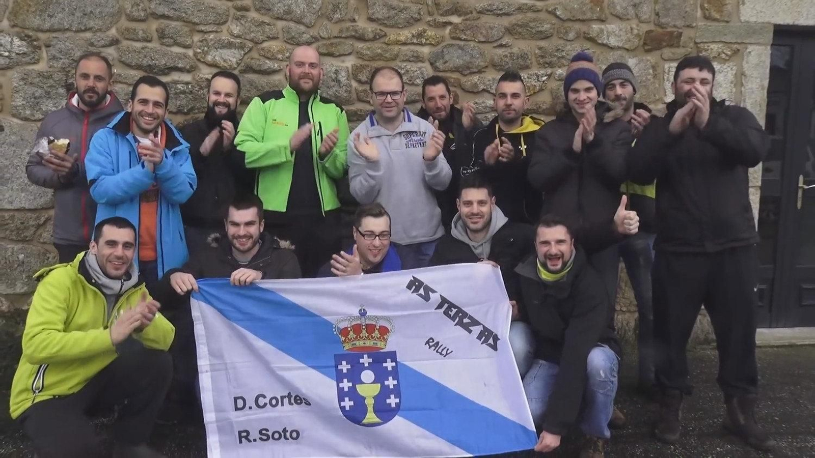 Amigos y seguidores de David Cortés y Rubén Soto, tras el accidente del equipo ourensano.