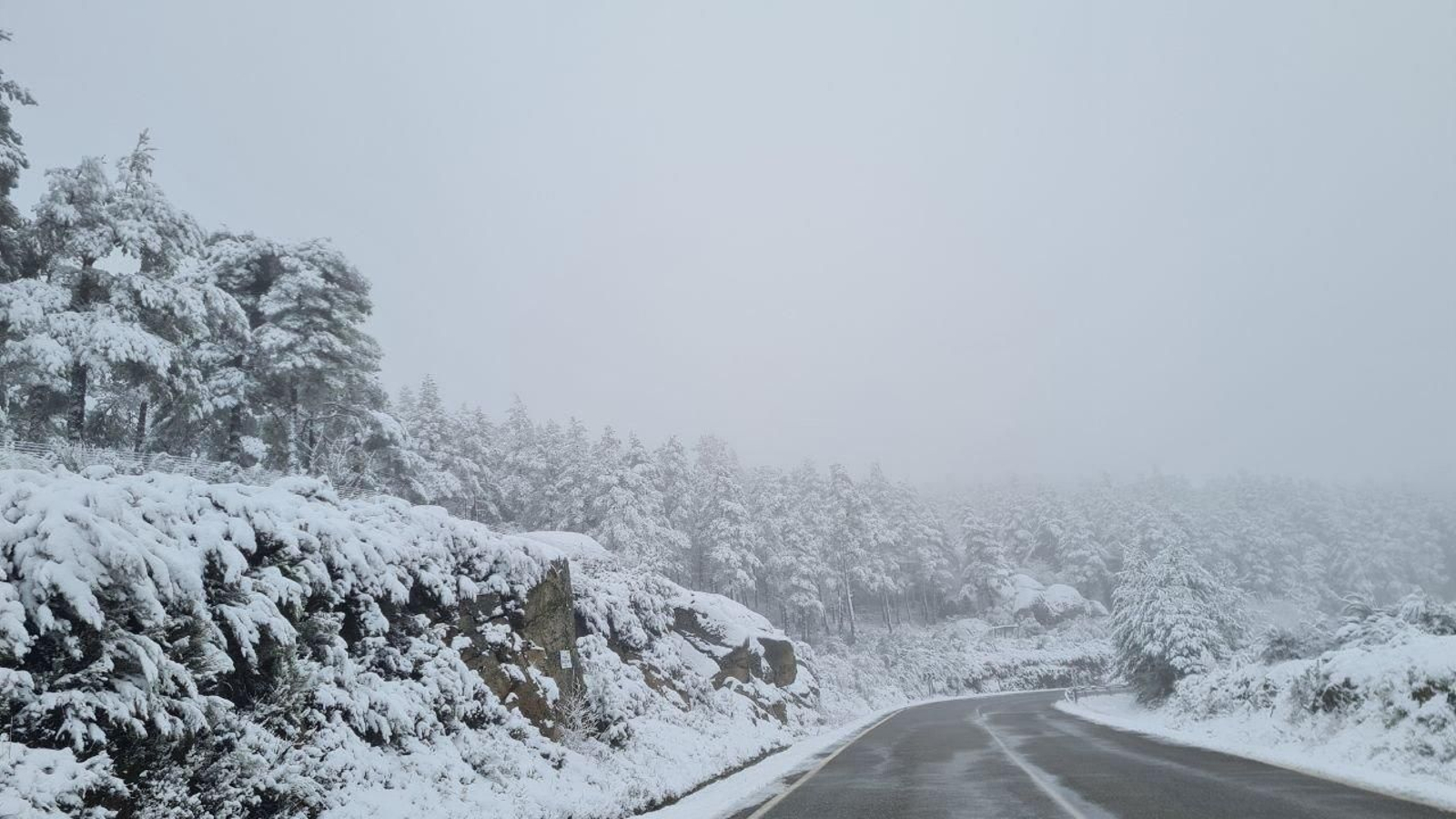 La Estación de Manzaneda, cubierta de nieve.