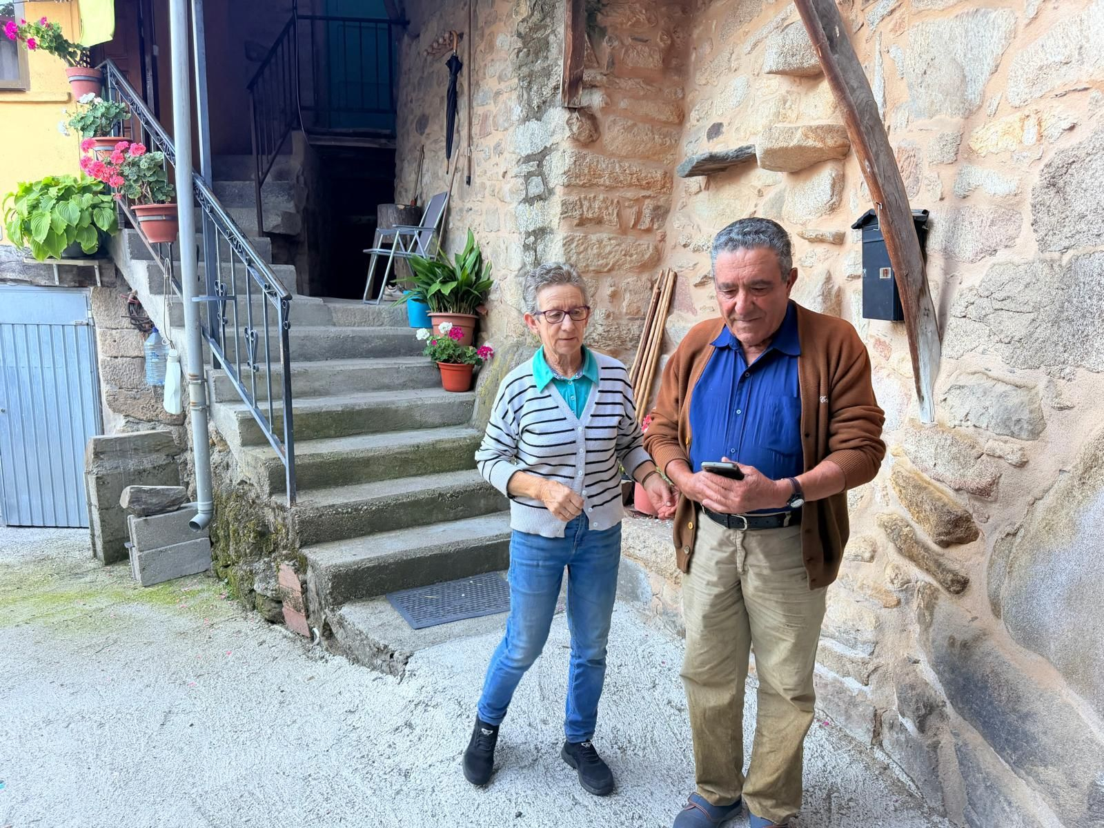 Elena Barja y Avelino Rodríguez intentando realizar una llamada en Fornelos de Filloás.