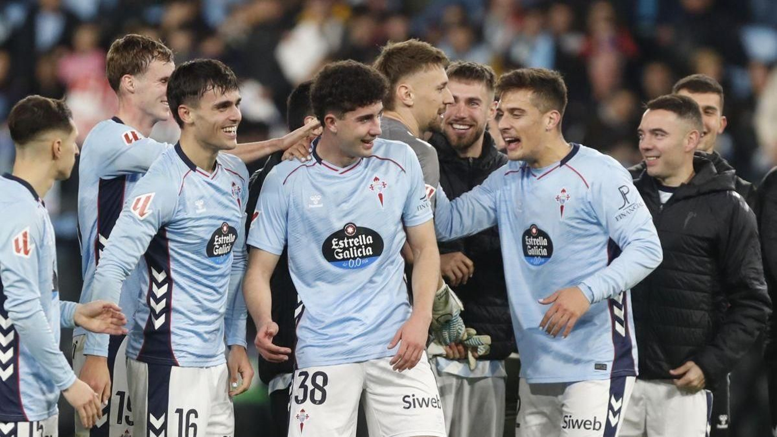 El mediocentro canterano fue felicitado por sus compañeros.