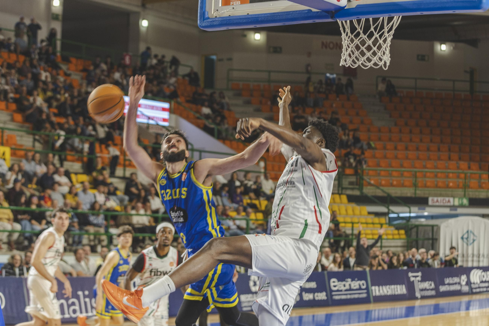 Galería | El COB asusta los fantasmas en Samaín y logra la victoria ante el Fibwi