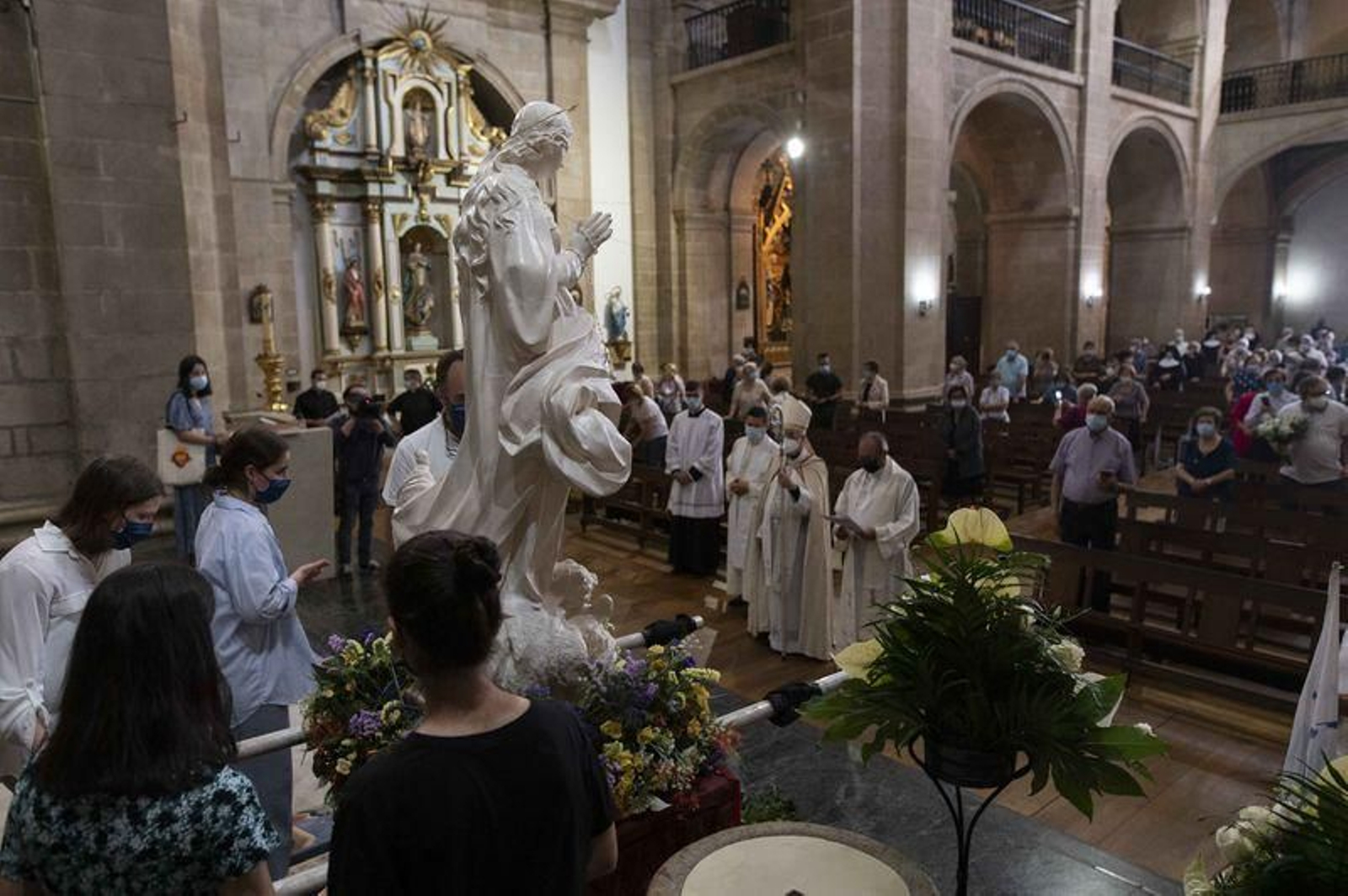 Ofrenda a la imagen de la Virgen Inmaculada en la iglesia de Santa Eufemia // FOTO: MARTIÑO PINAL