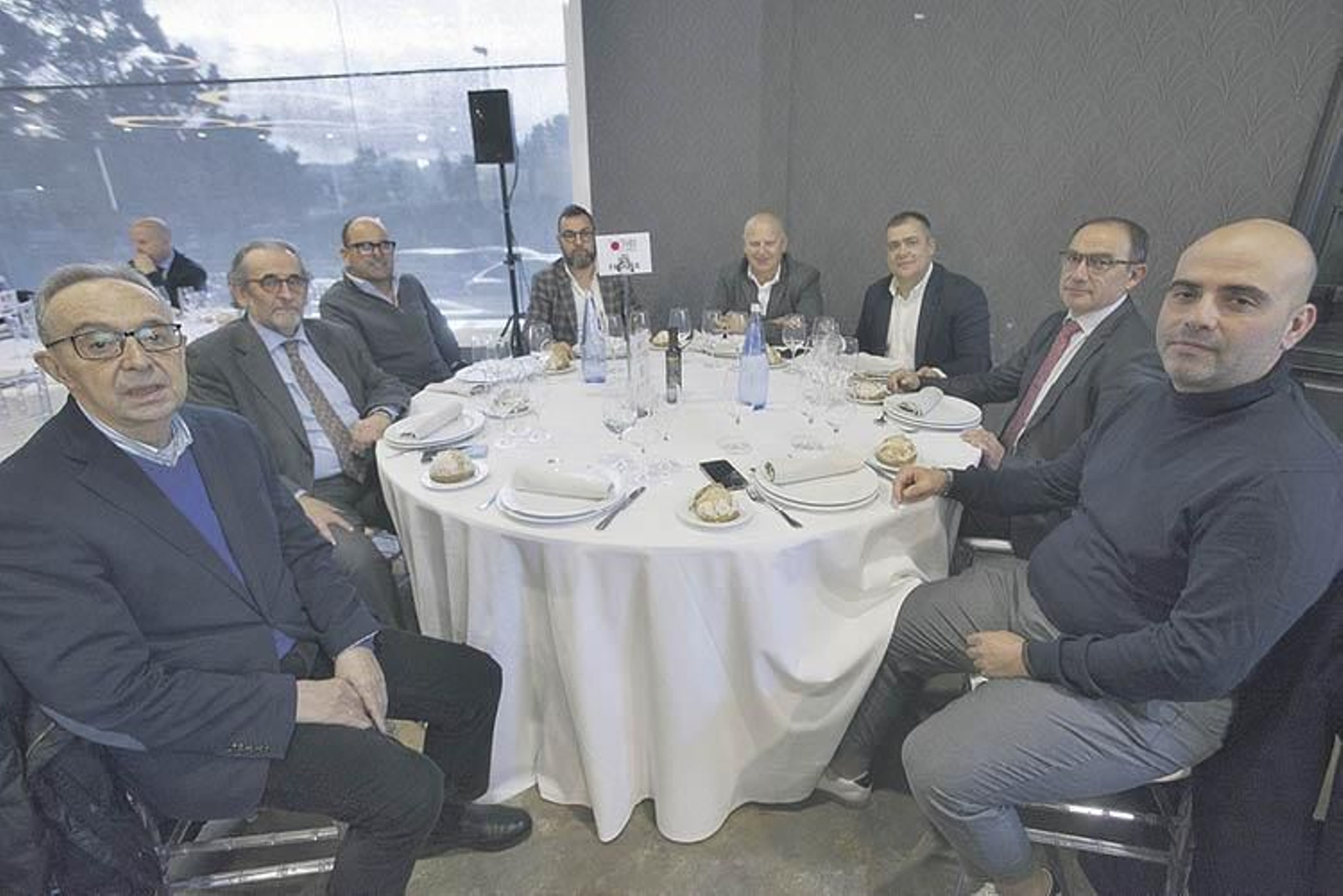Jacinto Seara, físico nuclear; Pedro Seara, de Fincas Urbanas de Ourense; Toño Somoza, gerente de Toño Fetiche; Salvador Añel, gerente de Inrupre; Jaime Sousa, alcalde del Concello de Cartelle; Jose Luis Suárez, alcalde de Monterrei; Rodrigo Aparicio, alcalde del Concello de Arnoia, y Carlos Arjiz, director de comunicación de Adolfo Domínguez.