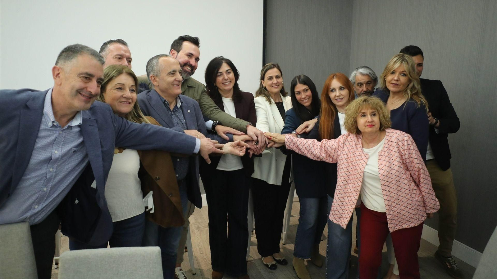 El equipo del PP de Lugo, liderado por Elena Candia, en el centro, junto a la tránsfuga del PSOE María Reigosa.