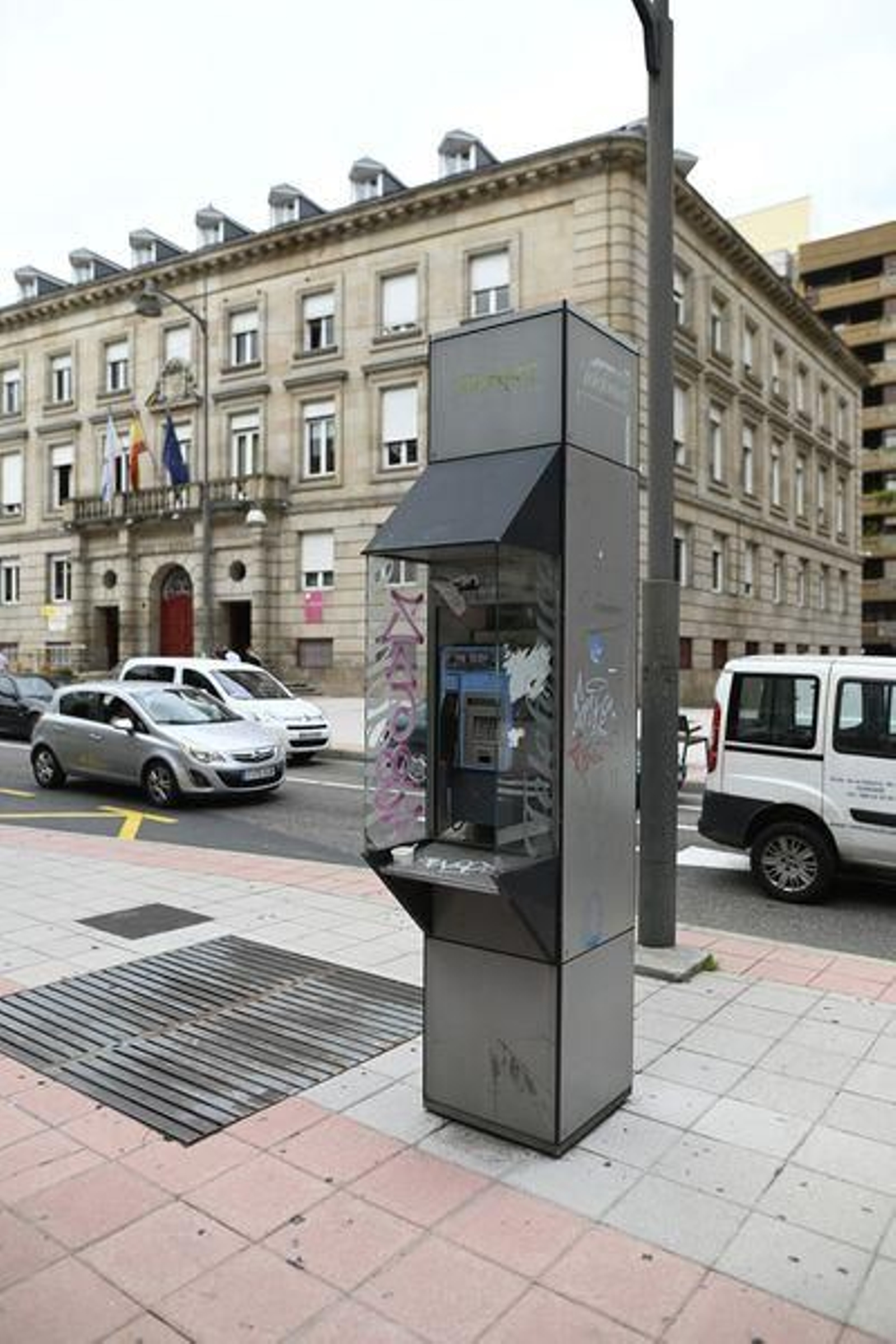 Ourense 3/9/21 Cabina telefónica frente a la subdelegación del gobierno  Fotos Martiño Pinal