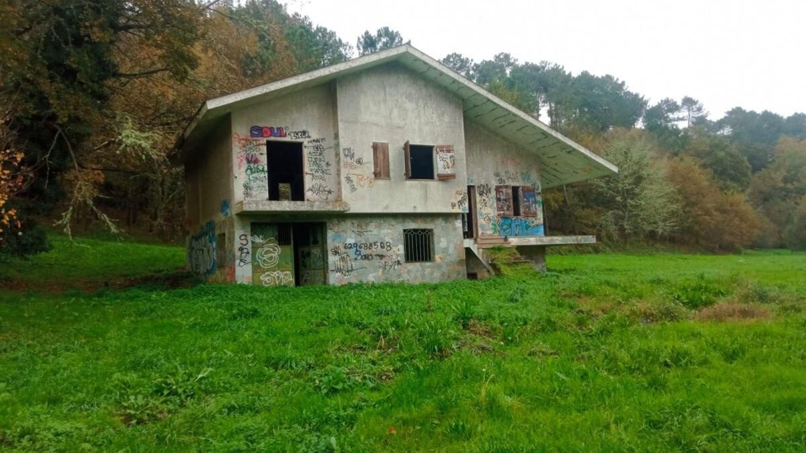 La edificación, que nunca llegó a ser habitada, está ubicada en la finca de As Barcias.