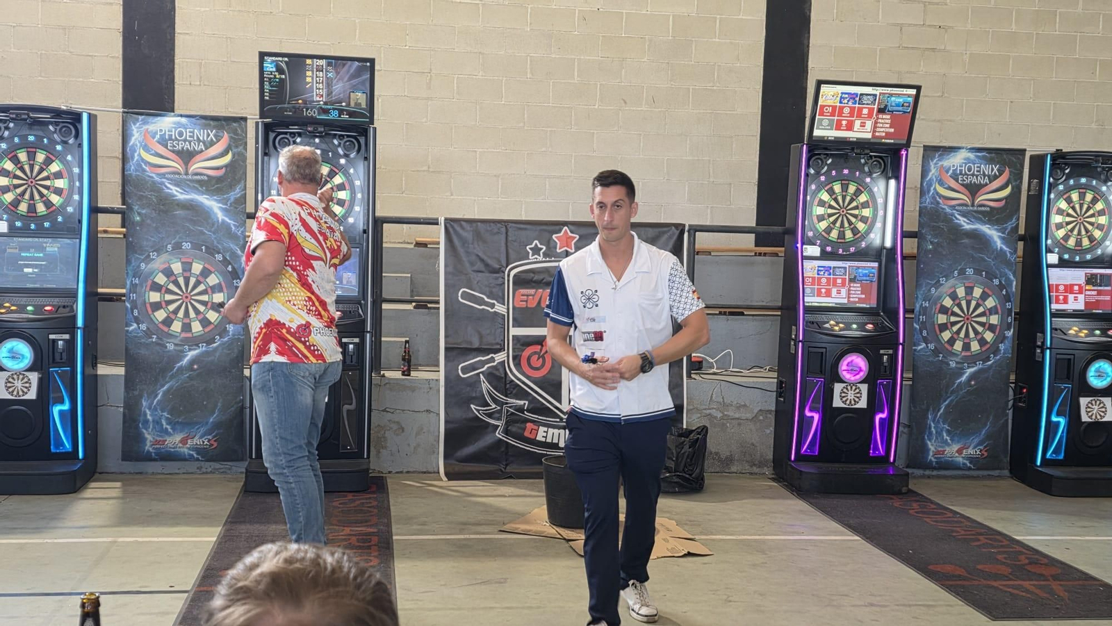 arios momentos de las partidas y del ambiente vivido durante el primer torneo de dardos celebrado en el pabellón municipal de San Xoán de Río