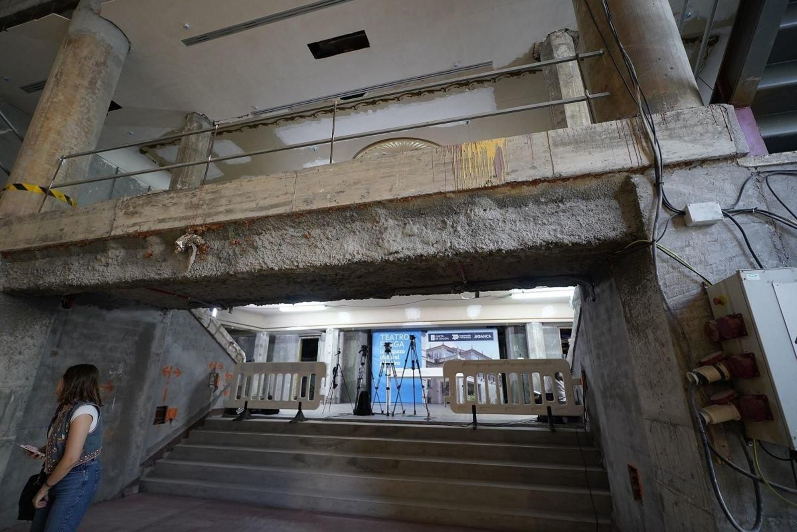 La entrada del teatro en su interior, visiblemente en obras.