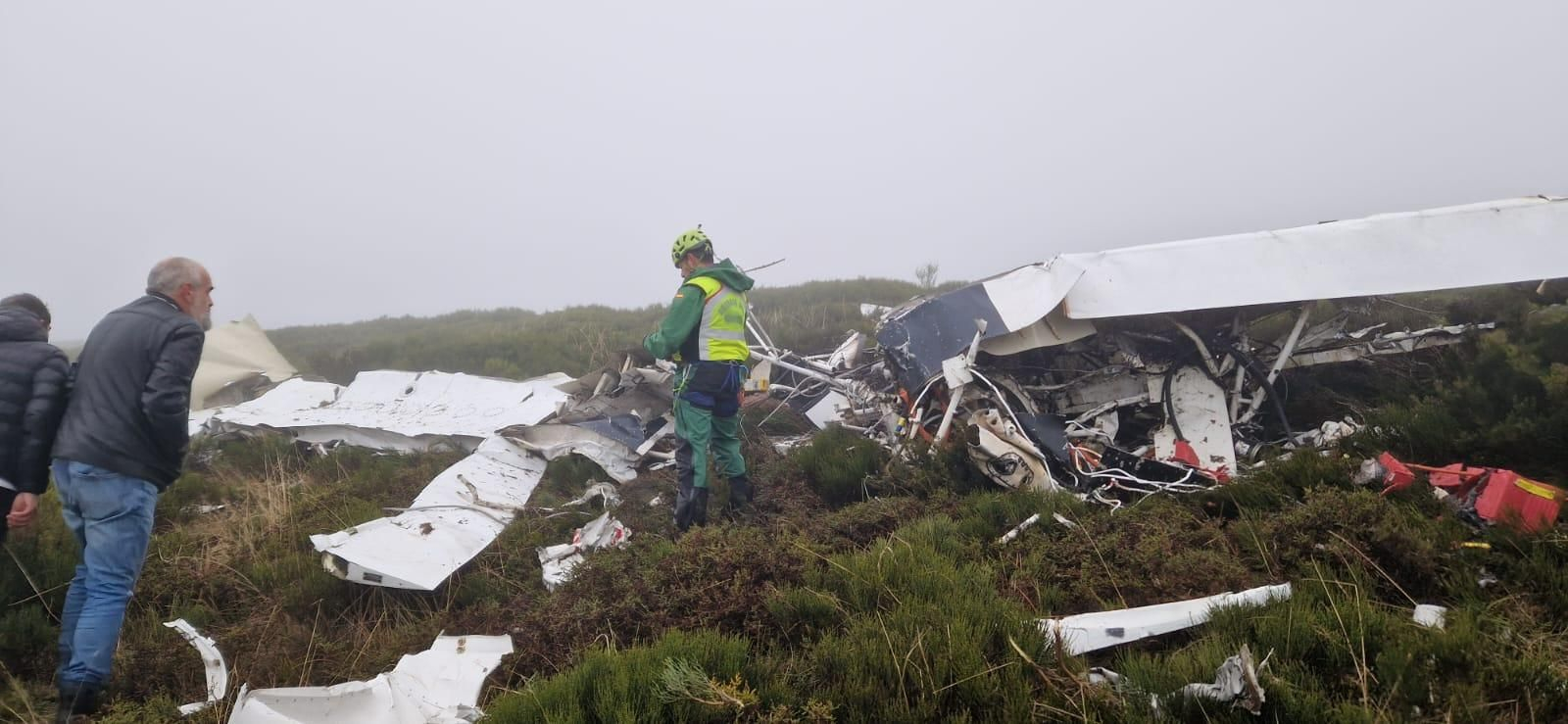 Restos de la avioneta tras el choque.
