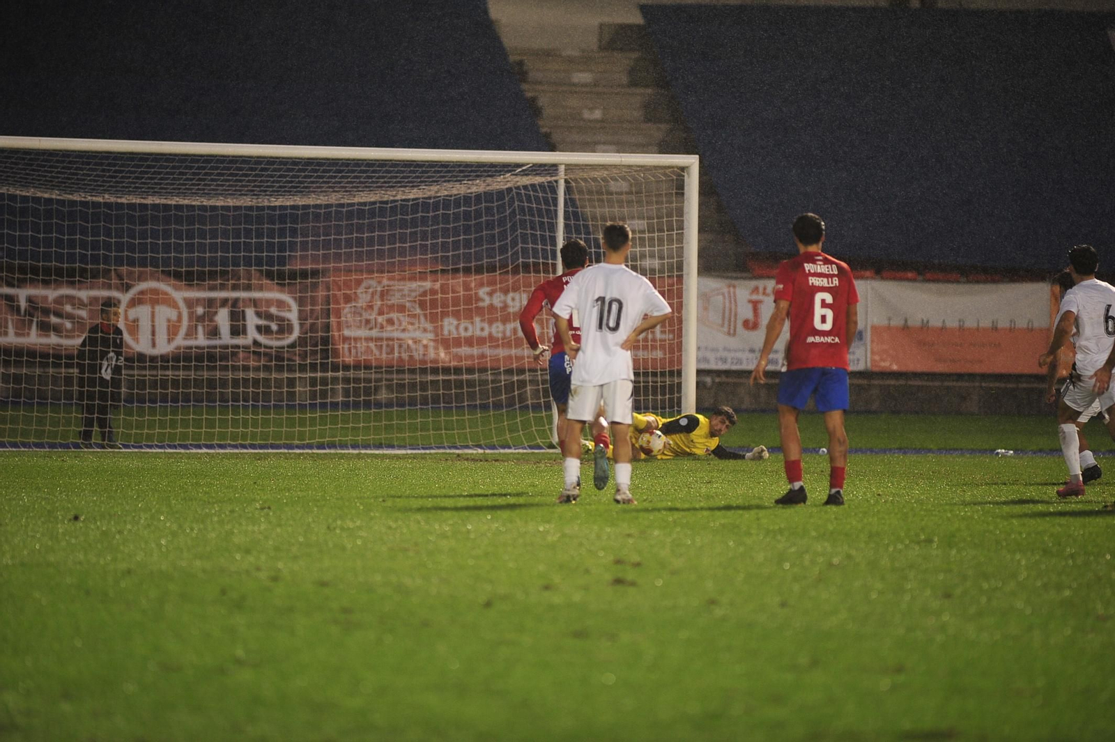 Galería | La UD Ourense gana y disfruta bajo la lluvia en O Couto