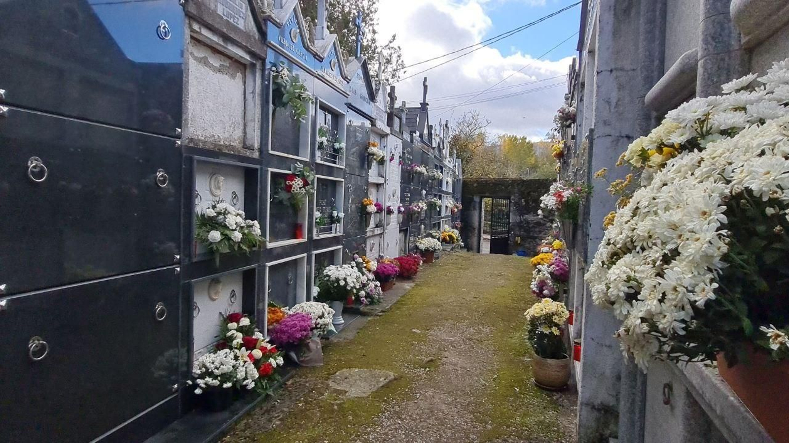 Cementerio de Manzaneda esta mañana festiva. // R,M.