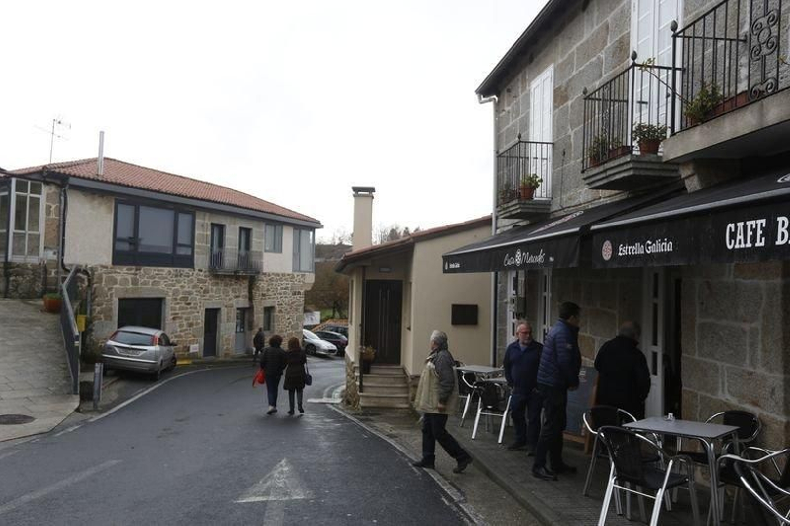 Vecinos y visitantes pasean por el centro de Parada de Sil, este domingo (XESÚS FARIÑAS).