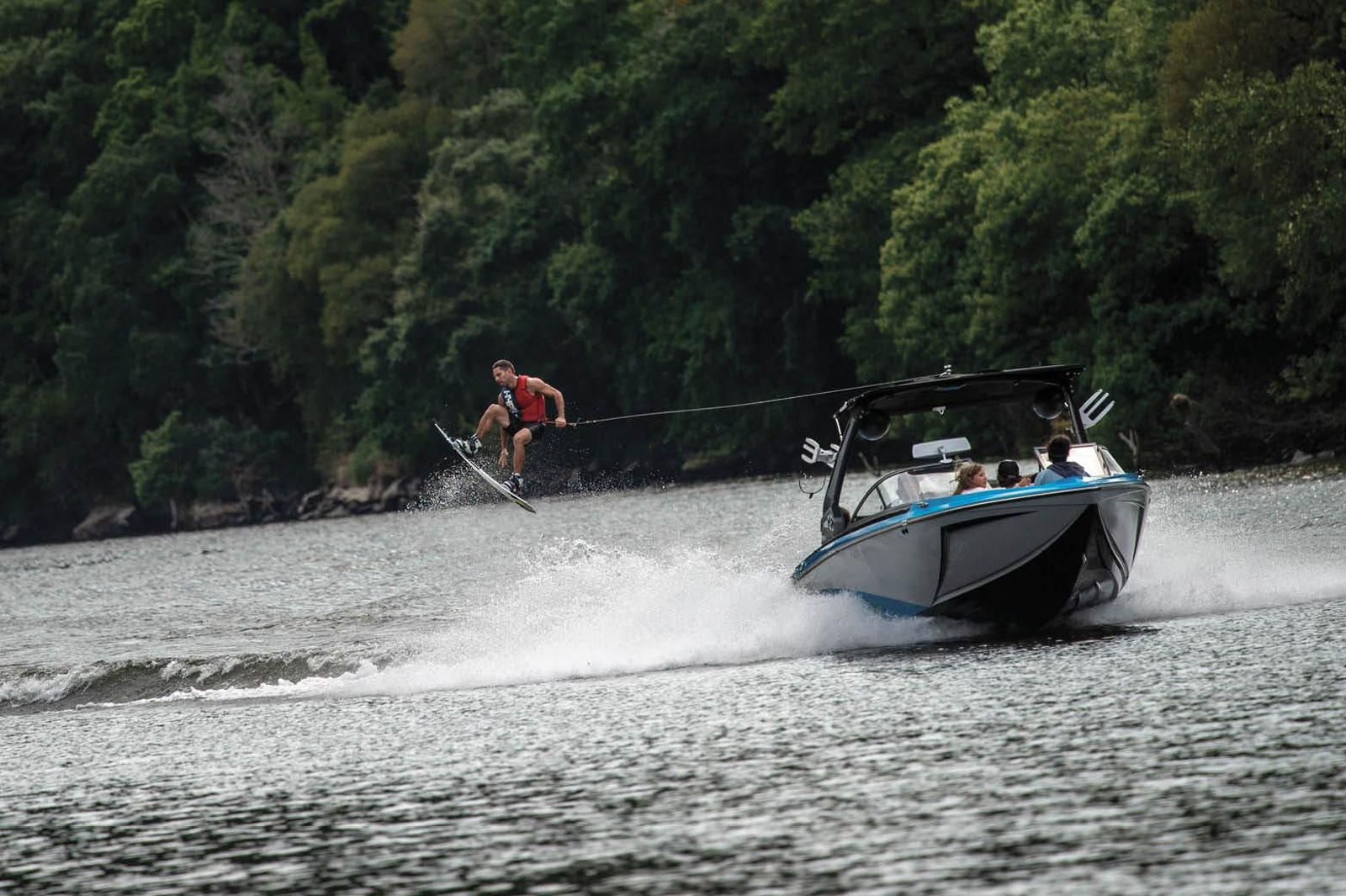 Andrés Araya, del Club Dummies, en una de las mangas de wakeboard (ÓSCAR PINAL).