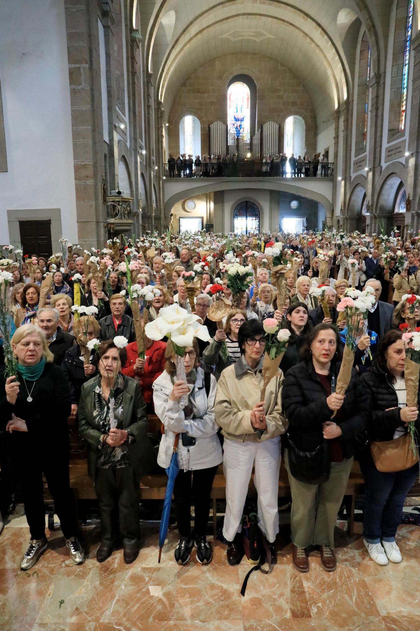 Galería | Las madres ofrecen sus flores un año más a la Virgen de Fátima, en fotos