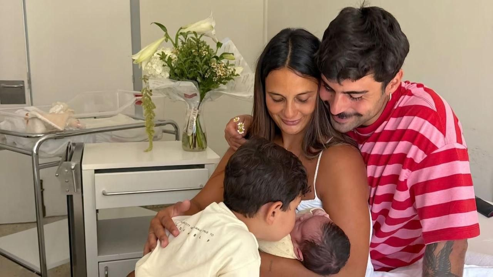 Lara Tronti y Hugo Pérez con su hijo Nico y la recién nacida Carlota.