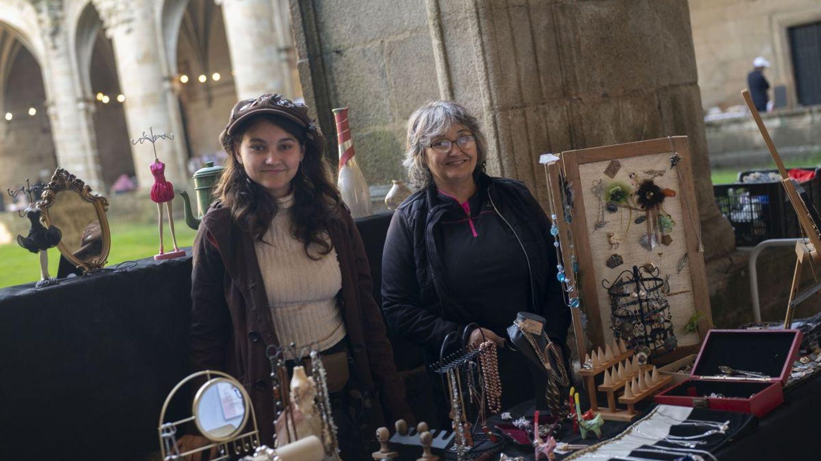 Noa y Azucena, en uno de los puestos.