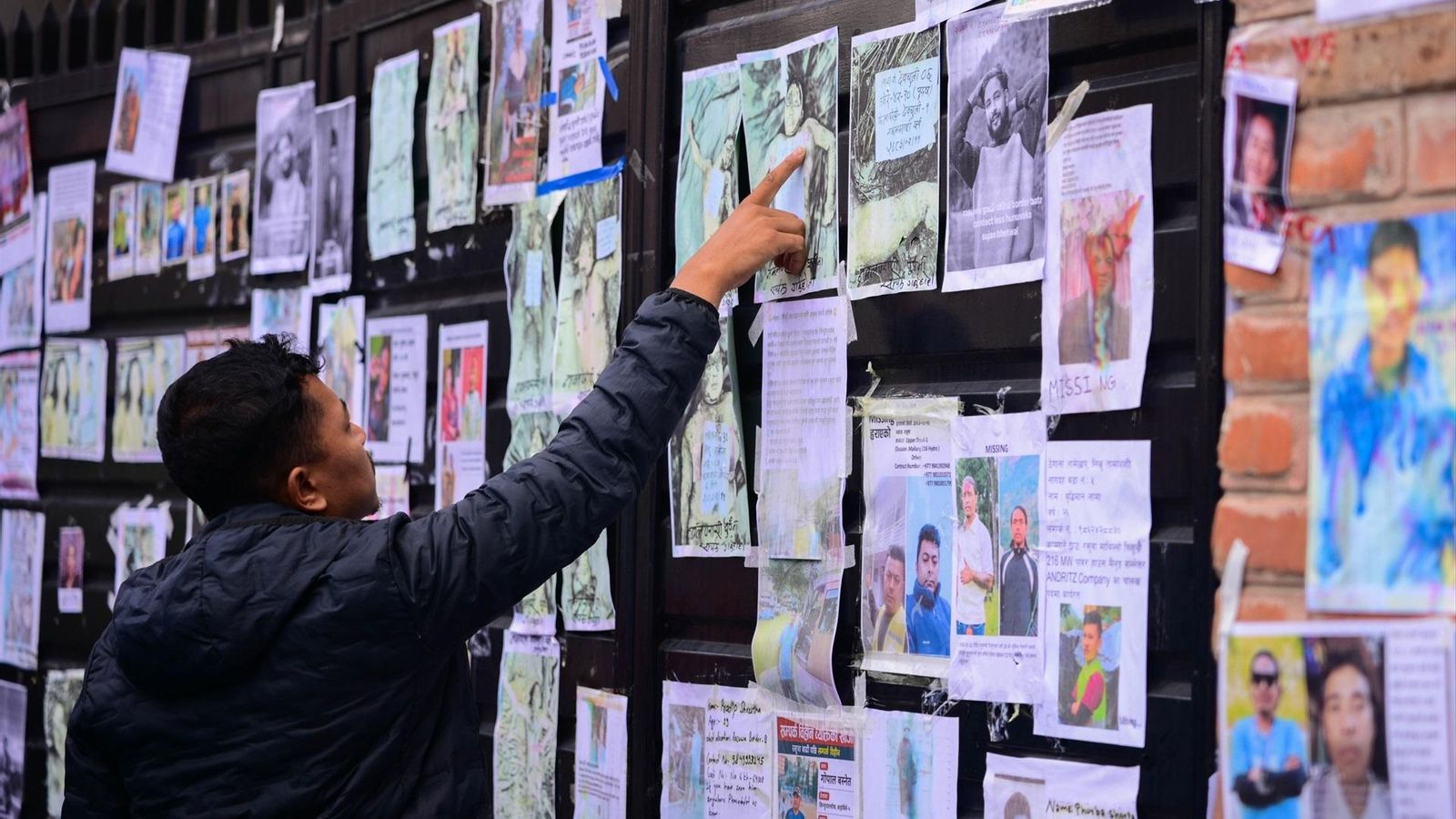 Familiares buscan a sus seres queridos desaparecidos en el Hospital Universitario Tribhuvan de Katmandú, Nepal, cuatro días después de las devastadoras inundaciones
