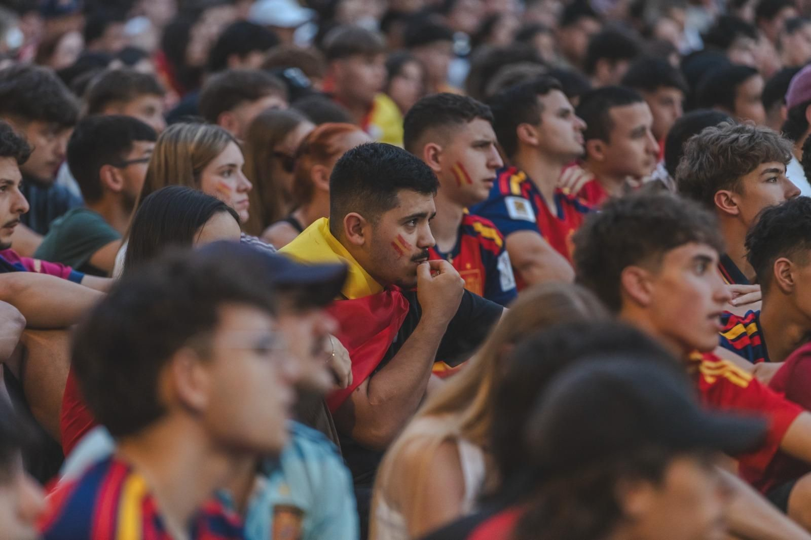 Galería | Camisetas, banderas y las calles de Ourense llenas de emoción por ver a España jugar los cuartos de final, en fotos
