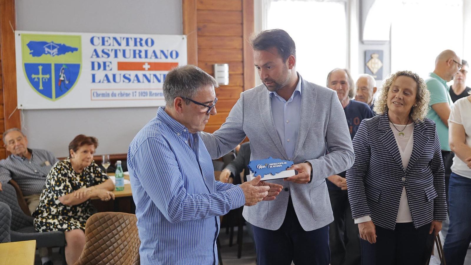 Visita de Álvaro Queipo y Beatriz Llaneza al centro asturiano de Lausanne