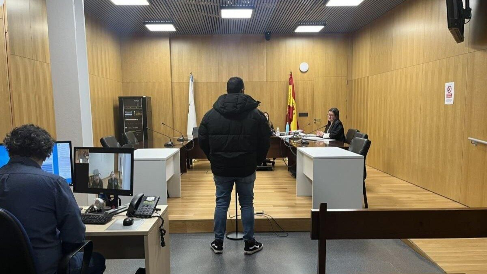El acusado y su letrado comparecieron por videoconferencia.