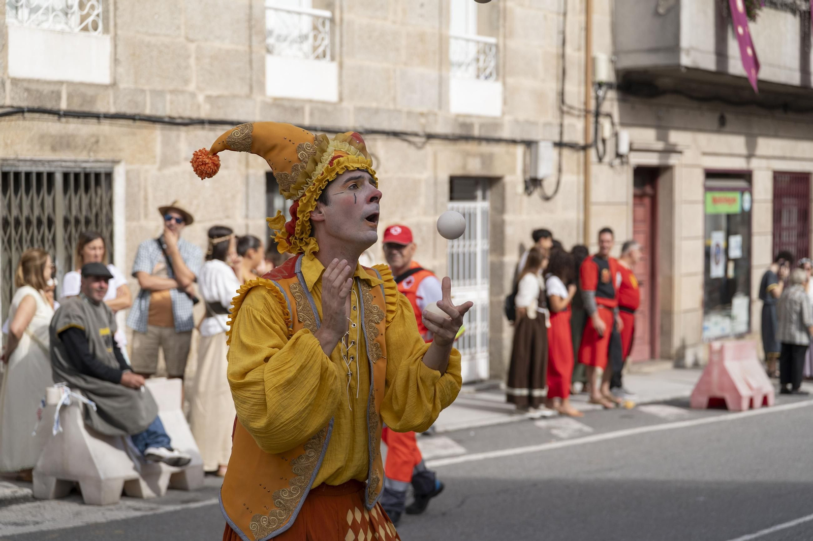 Galería | Reyes, clero, doncellas y caballeros desfilan por las calles de Ribadavia en la Festa da Istoria