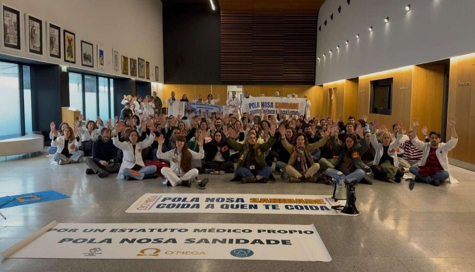 Los médicos en huelga protagonizan cada día concentraciones en el hospital Álvaro Cunqueiro, ayer en el vestíbulo.