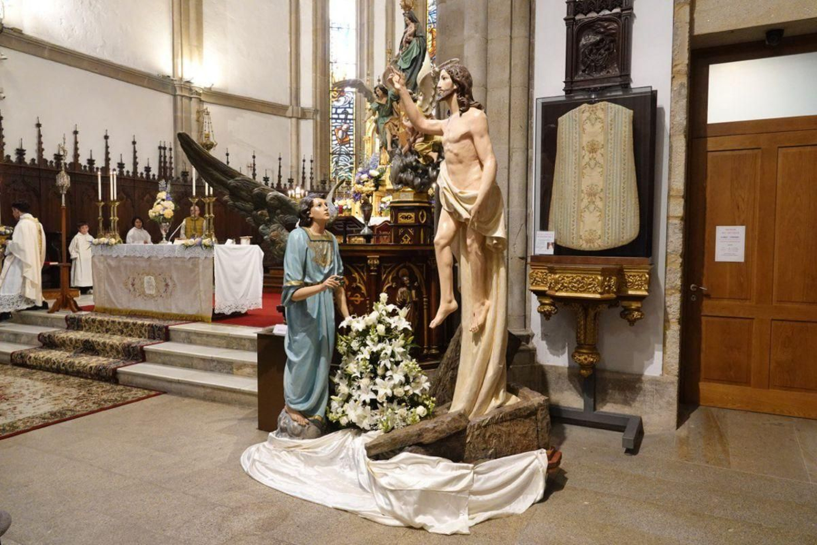 El conjunto del Cristo Resucitado con ángel, expuesto en la Vigilia Pascual y el Domingo de Resurrección.