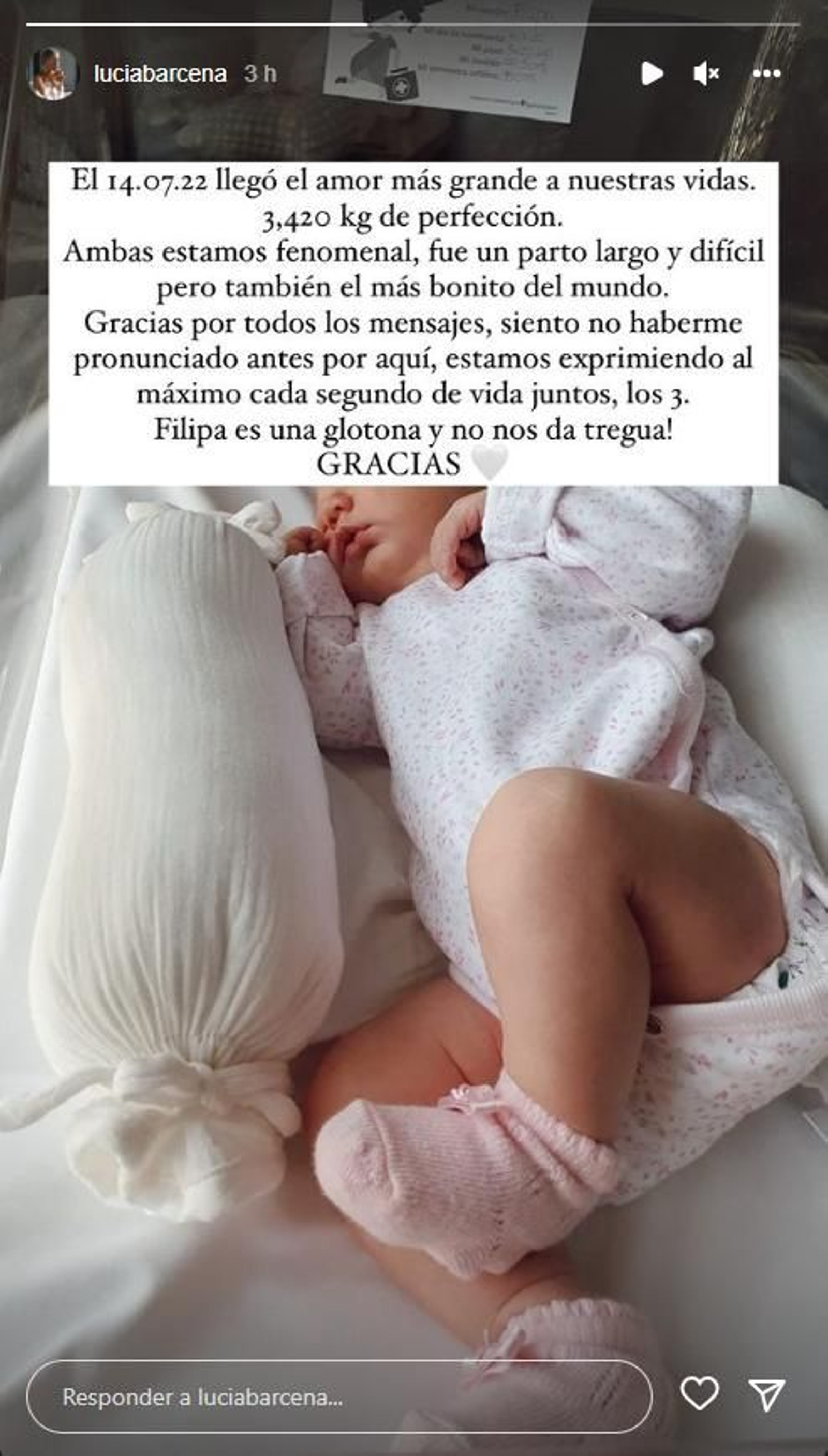 Primera publicación de Lucía Bárcena sobre su hija recién nacida.