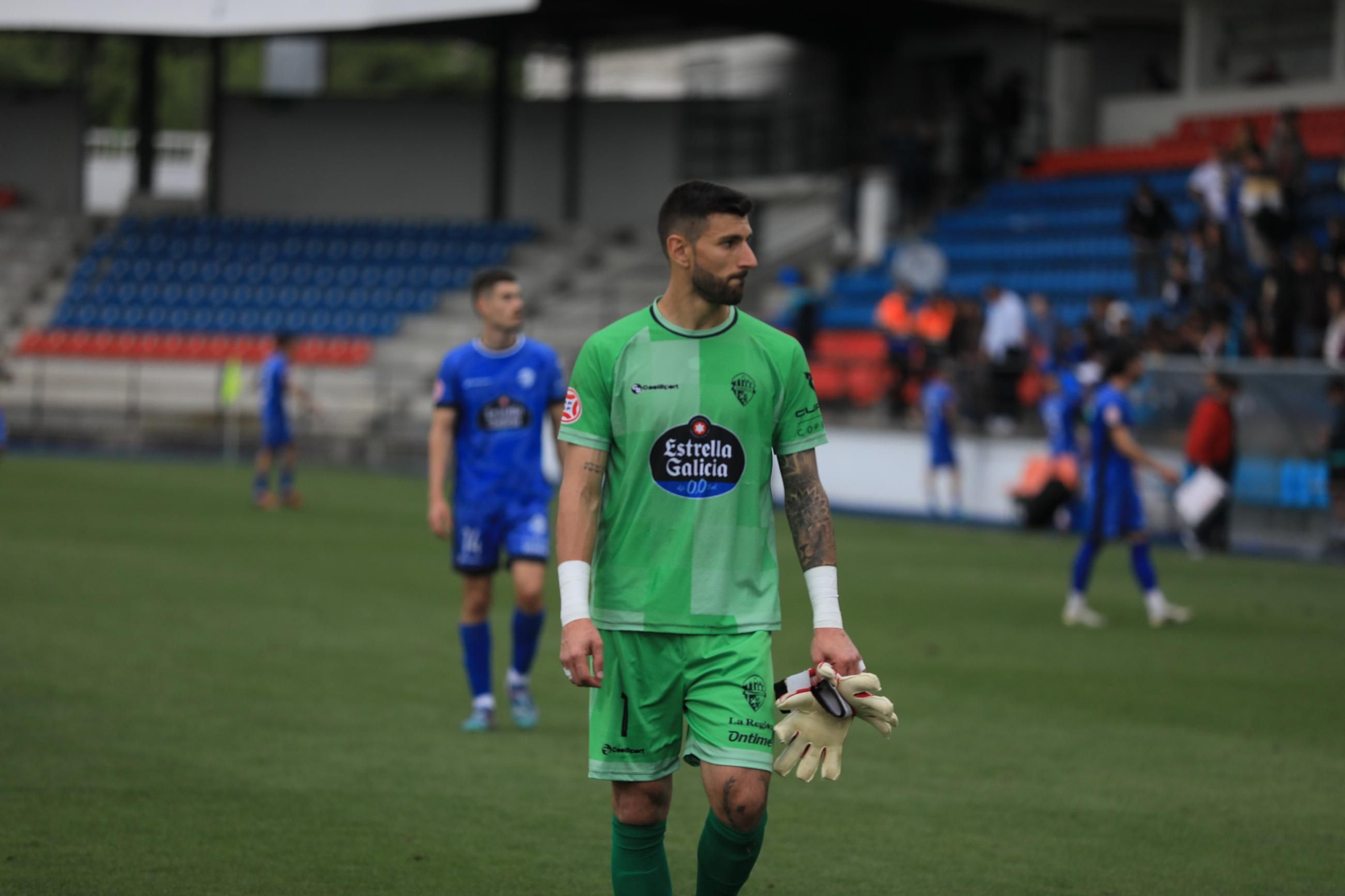 Galería |  Tarde triste en O Couto con el Ourense CF en descenso tras la derrota