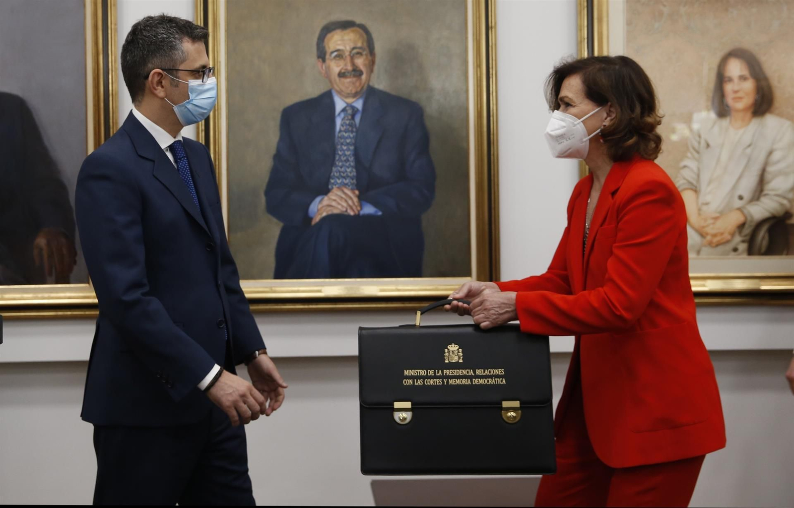Félix Bolaño recibe la cartera como nuevo ministro de Presidencia de mano de Carmen Calvo.